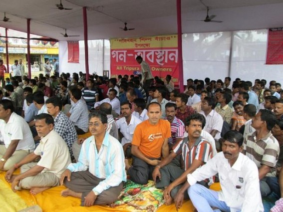 Four Hours demonstration of Bus Owners Asso in Udaipur; passengers harassed Four Hours demonstration of Bus Owners Asso in Udaipur; passengers harassed